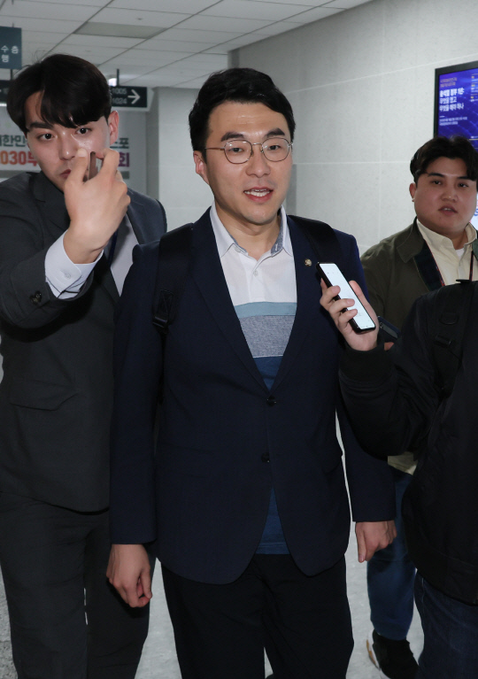 가상자산 보유 논란이 계속되고 있는 김남국 더불어민주당 의원이 9일 국회 의원회관 의원실에서 이동하는 과정에서 취재진의 질문을 받고 있다. 연합뉴스.